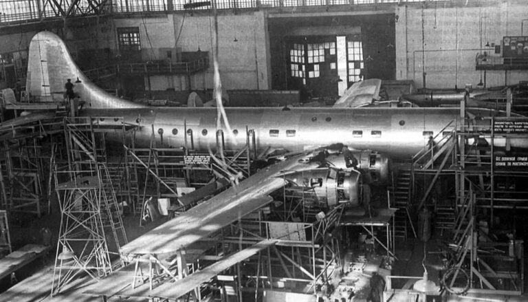 Ту-70 в сборочном цеху