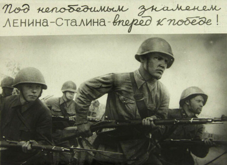 Красноармейцы с винтовкой Мосина/Военно-исторический музей артиллерии, инженерных войск и войск связи