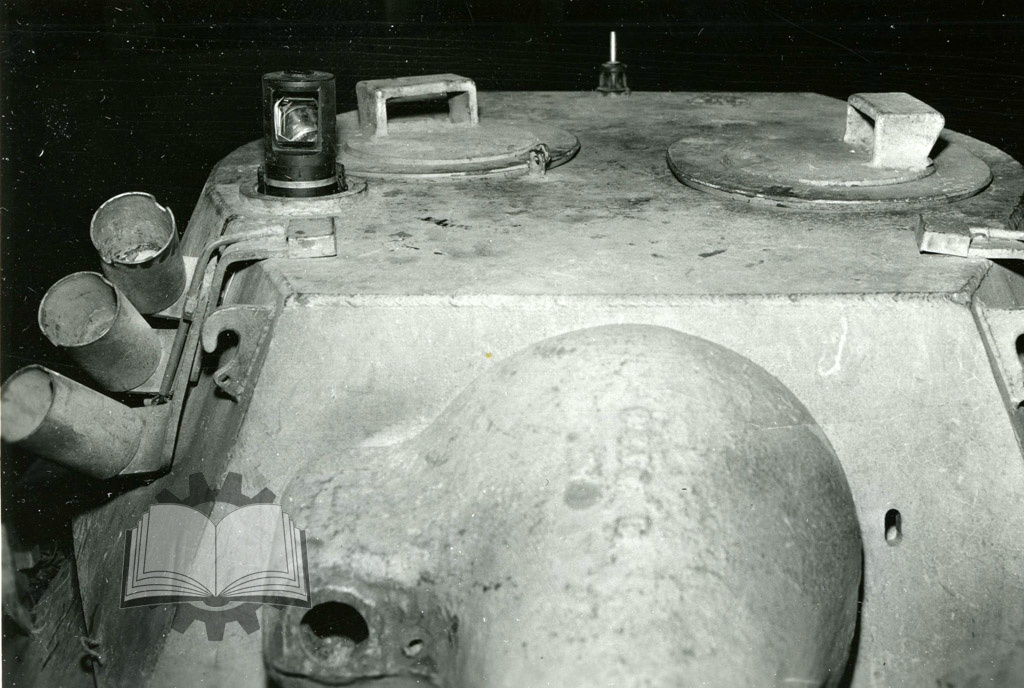 На крыше справа перископический прибор наблюдения командира T.B.F.2,, который обеспечивал хороший обзор
