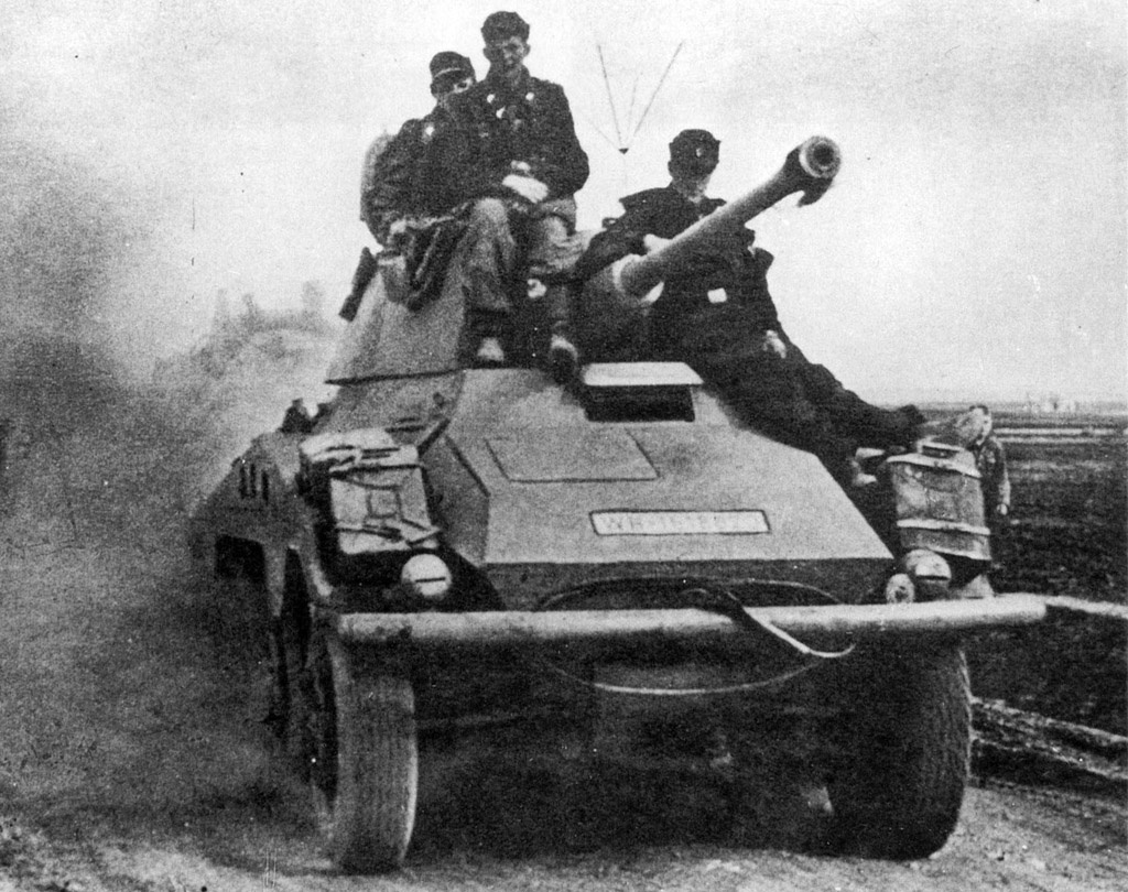 Sd.Kfz.234/2 (Puma 5 cm) стала прямым аналогом Pz.Kpfw.Leopard, башня от этого танка (с боле тонкой броней) перекочевала на броневик