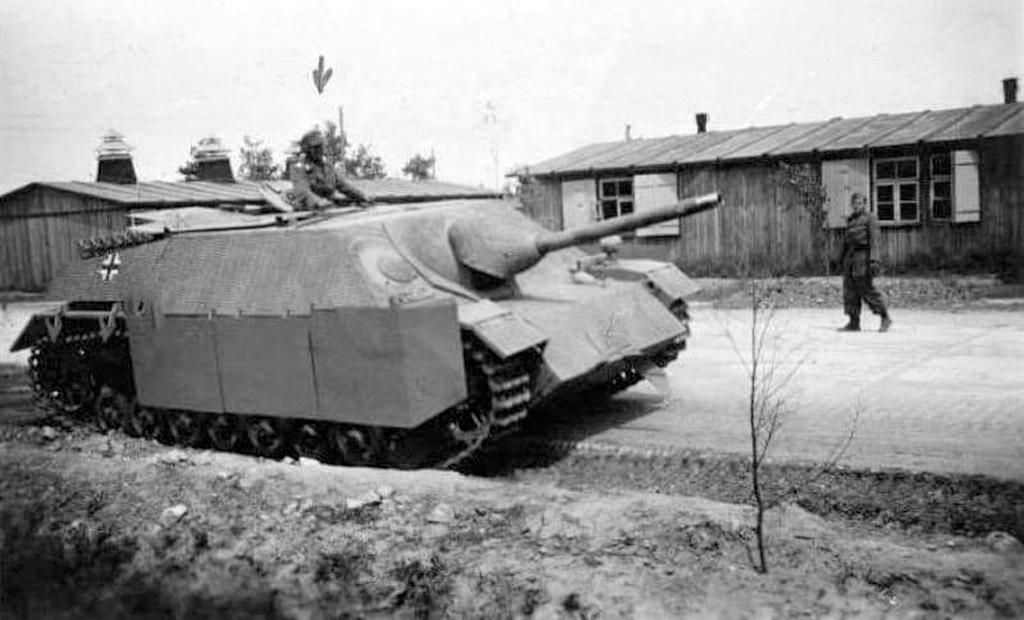 Типичная конфигурация Panzerjäger IV, так САУ именовали весной-летом 1944 года. Лоб корпуса и рубки уже толщиной 80 мм. У этой САУ дульный тормоз скручен