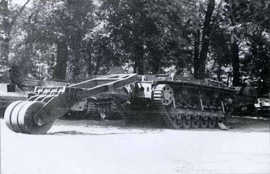 Фото Minenräumgerät mit Pz.Kpfw. в сборе совсем немного. Так машина выглядела, когда ее отправили в Винсен