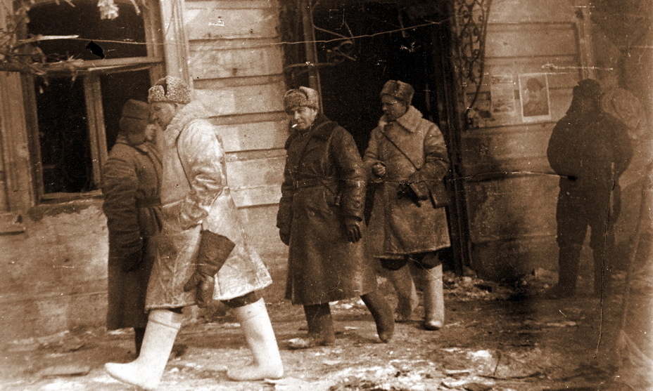 Командование 64-й Армии возле КП 29-й стрелковой дивизии, 29 января 1943 года. Слева направо: командующий М.С. Шумилов, член военного совета З.Т. Сердюк, начальник штаба И.А. Ласкин (музей-заповедник «Сталинградская битва»)