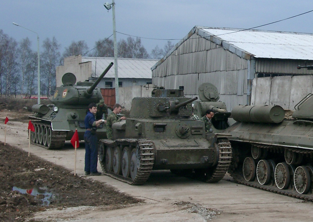 Таким он был 1 мая 2003 года. Снята старая серая краска, под ней была зеленая (старая советская). Кстати, до того он был с маркировками 20-й танковой дивизии