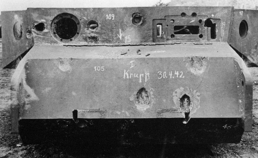 Конфуз с корпусами, апрель 1942 года. После таких результатов ввели поверхностную закалку лобовых деталей, но половина корпусов была из старой брони