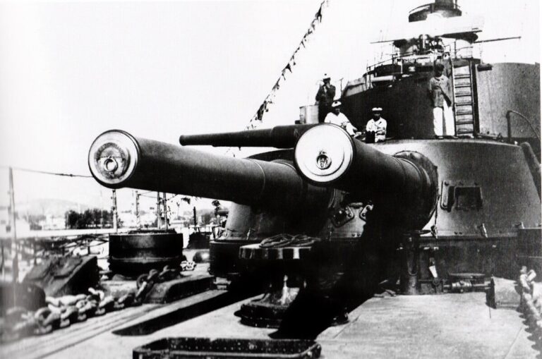 Носовые башни 305-мм/45 орудий M06_1910 линкора типа «Курбэ»