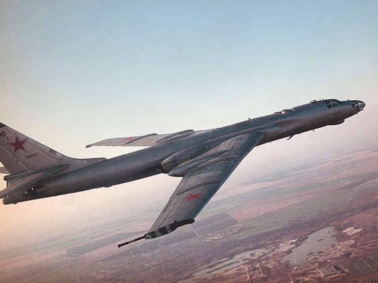 Самолёт-эпоха. Бомбардировщик Туполев Ту-16. СССР