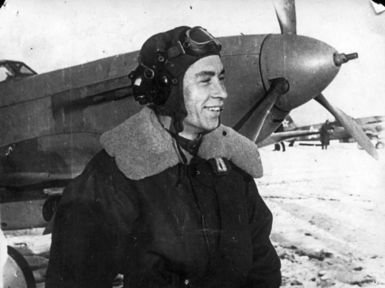 Лев Сивко у своего Як-9Т