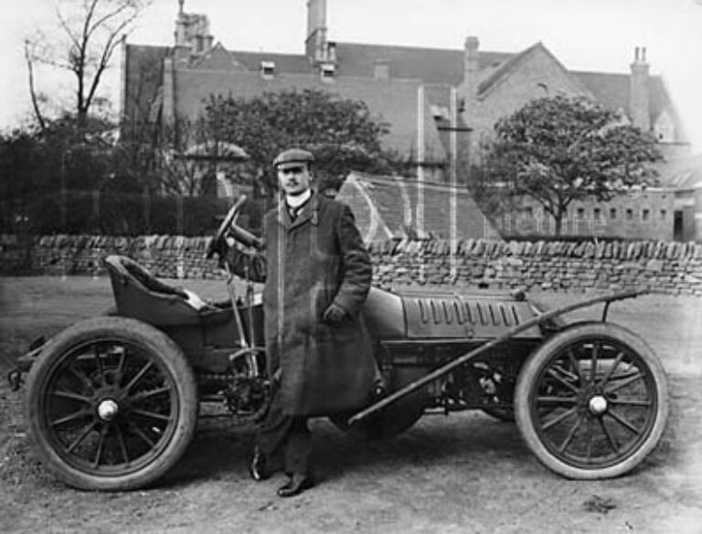 Чарльз Роллс рядом с своим гоночным Wolseley 96НР Beetle в 1905 году