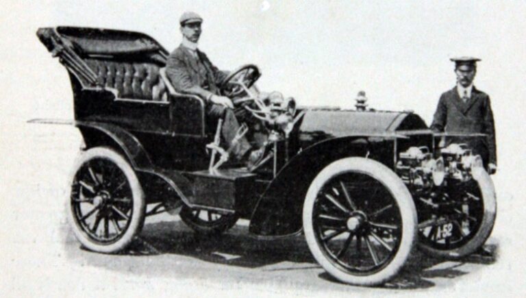 Грэм-Уайт за рулём своего Wolseley-Siddeley 18HP Tourer