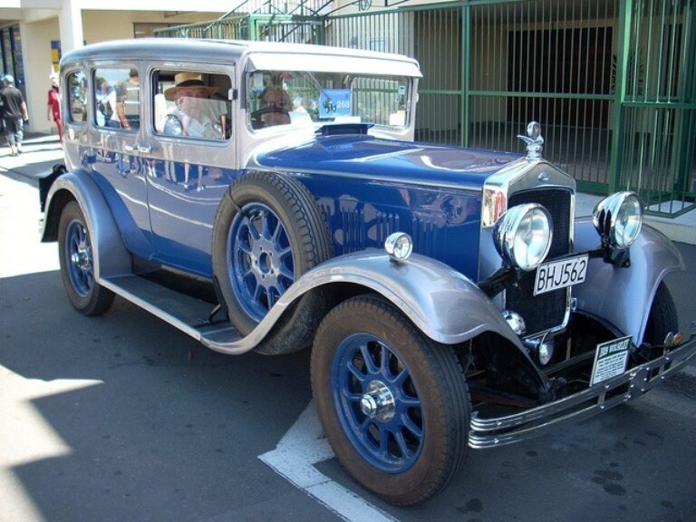 Wolseley E8M 21/60HP Messenger Saloon