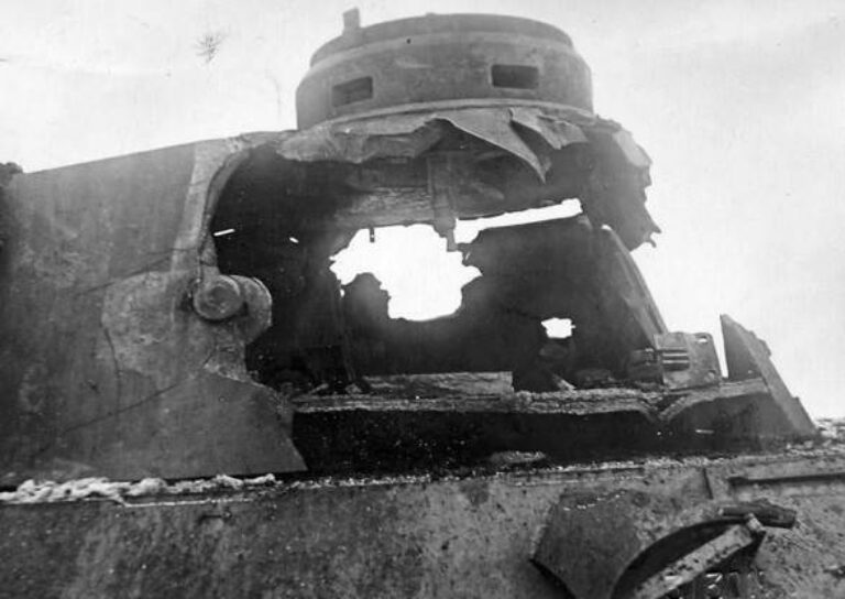 Башня танка Pz.Kpfw V Panther после попадания 152-мм снаряда