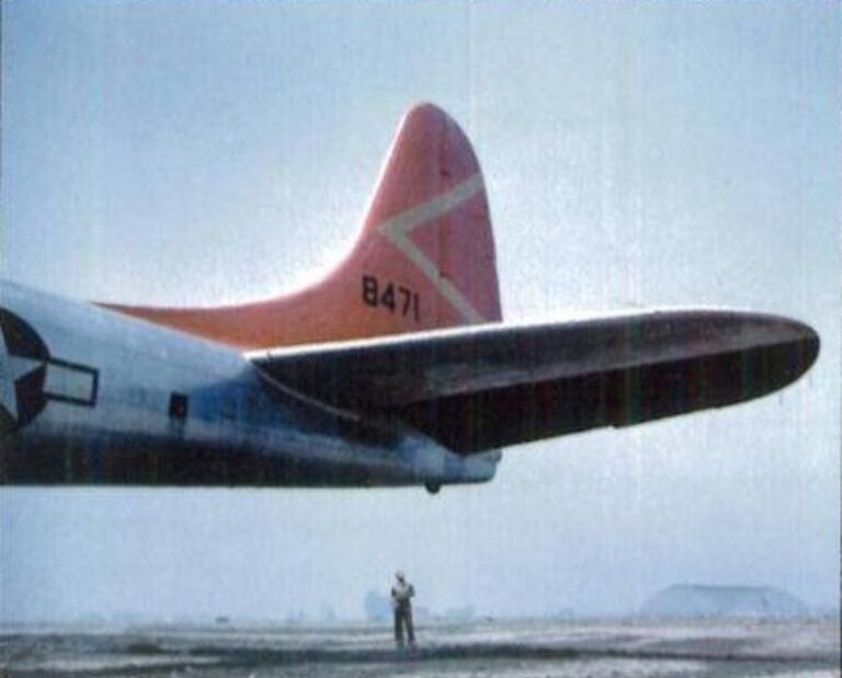ближе к концу войны с XB-19A была снята передняя верхняя турель и также была удалена камуфляжная окраска. На данном снимке самолет имеет остатки опознавательных знаков, нанесенных во время пребывания в AWFC, включая выкрашенное в красный цвет вертикальное оперение с желтым шевроном