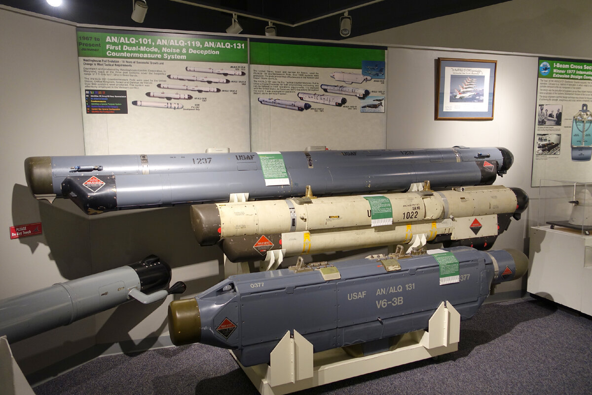 Контейнеры AN/ALQ-101, AN/ALQ-119 и AN/ALQ-131 в экспозиции Национального музея электроники США, Линтикум, шт. Мэриленд