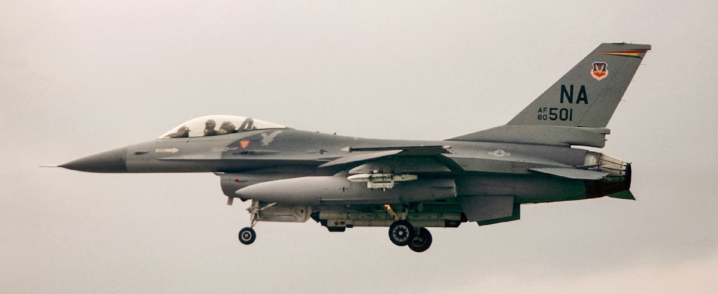 F-16А блок 10 из 430-й эскадрильи, авиабаза Ваддингтон, Великобритания, 1986 г. Под фюзеляжем - контейнер AN/ALQ-184.