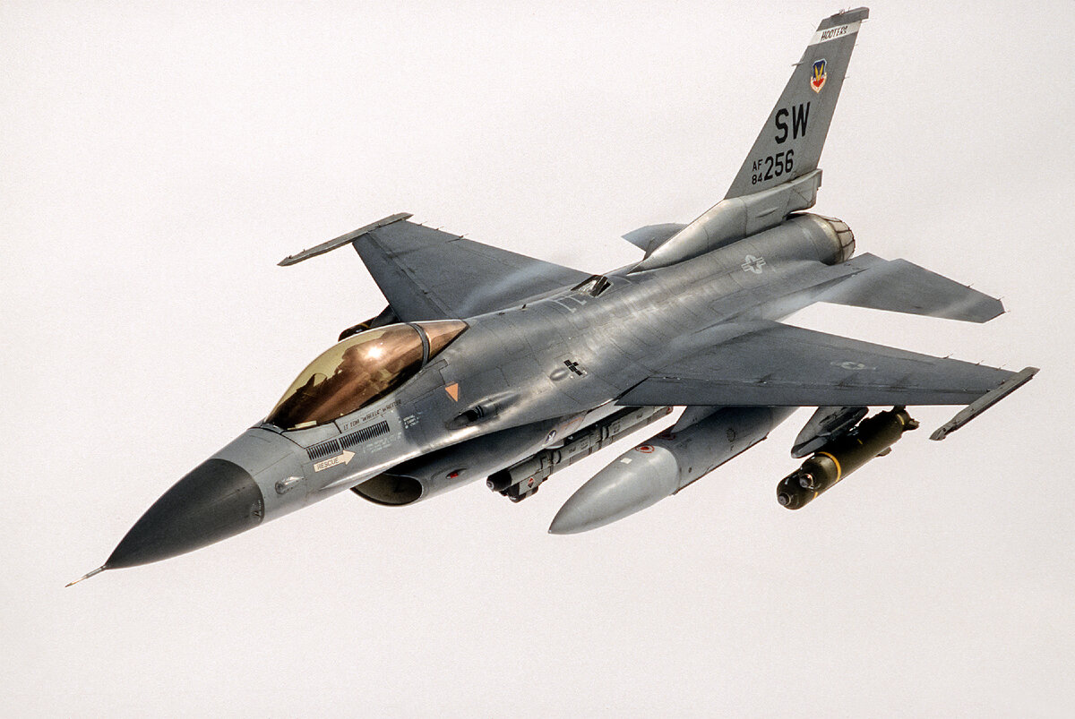 F-16C блок 25 из 17-й эскадрильи ВВС США, "Буря в Пустыне". Под фюзеляжем подвешен контейнер AN/ALQ-184(V), под крылом - ПТБ и кассетные бомбы.