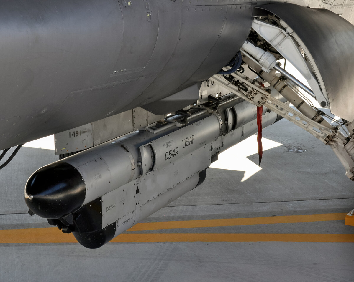 Контейнер AN/ALQ-184(V)11 под брюхом F-16C с/н 92-3913 командира 13-й эскадрильи, авиабаза Мисава, 2017 г.