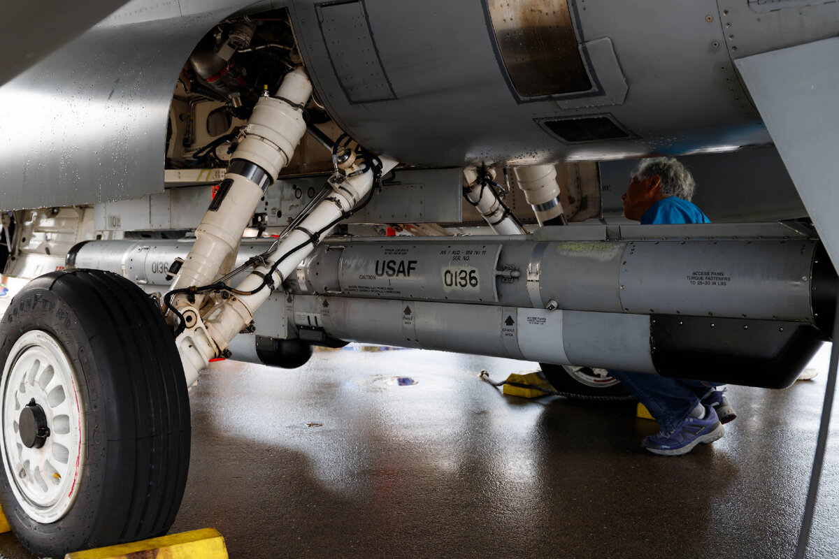 Контейнер AN/ALQ-184(V)11 под брюхом F-16C с/н 92-3913 командира 13-й эскадрильи, авиабаза Мисава, 2017 г.