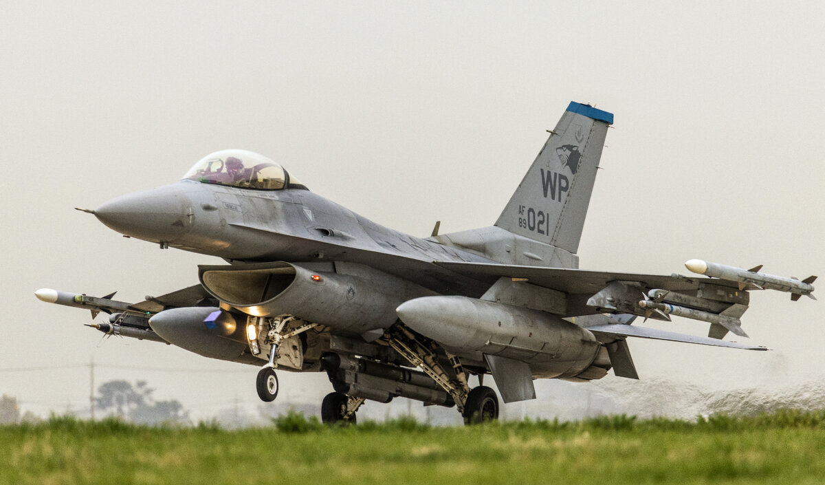 Просадка F-16C блок 40 из 35-й эскадрильи, Южная Корея, 2023 г. Под фюзеляжем подвешен контейнер AN/ALQ-184(V).