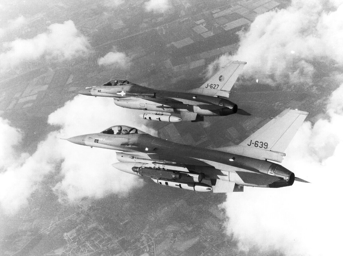 Интересное фото. Пара голландских F-16А с фоторазведывательными контейнерами под фюзеляжем. Под крылом самолета на переднем плане висит контейнер AN/ALQ-131(V). Подвесить его в это место - нет проблем, работать только станция постановки помех не будет.