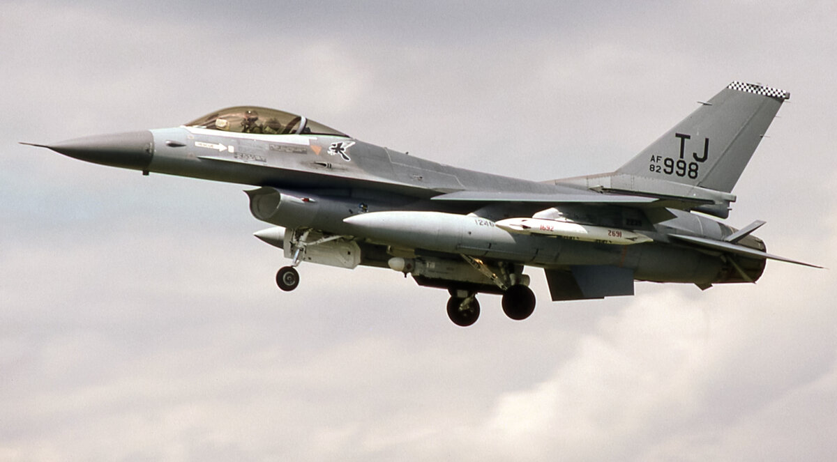 F-16A блок 15 из 612-й эскадрильи, авиабаза Ваддингтон, Великобритания, 1986 г. Под фюзеляжем подвешен длинный контейнер AN/ALQ-131(V).