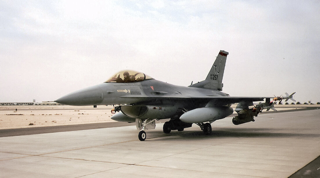 F-16C блок 30 из 614-й эскадрильи, "Буря в Пустыне", 1991 г. Боевая нагрузка: один контейнер AN/ALQ-131(V), два ПТБ, четыре кассетные бомбы и четыре УР AIM-9.