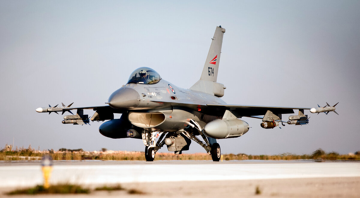 F-16AM ВВС Норвегии с контейнером AN/ALQ-131(V), Суда-Бэй, Греция, операция "Odyssey Dawn", 2011 г. Самолет вернулся после выполнения боевого задания над Ливией.