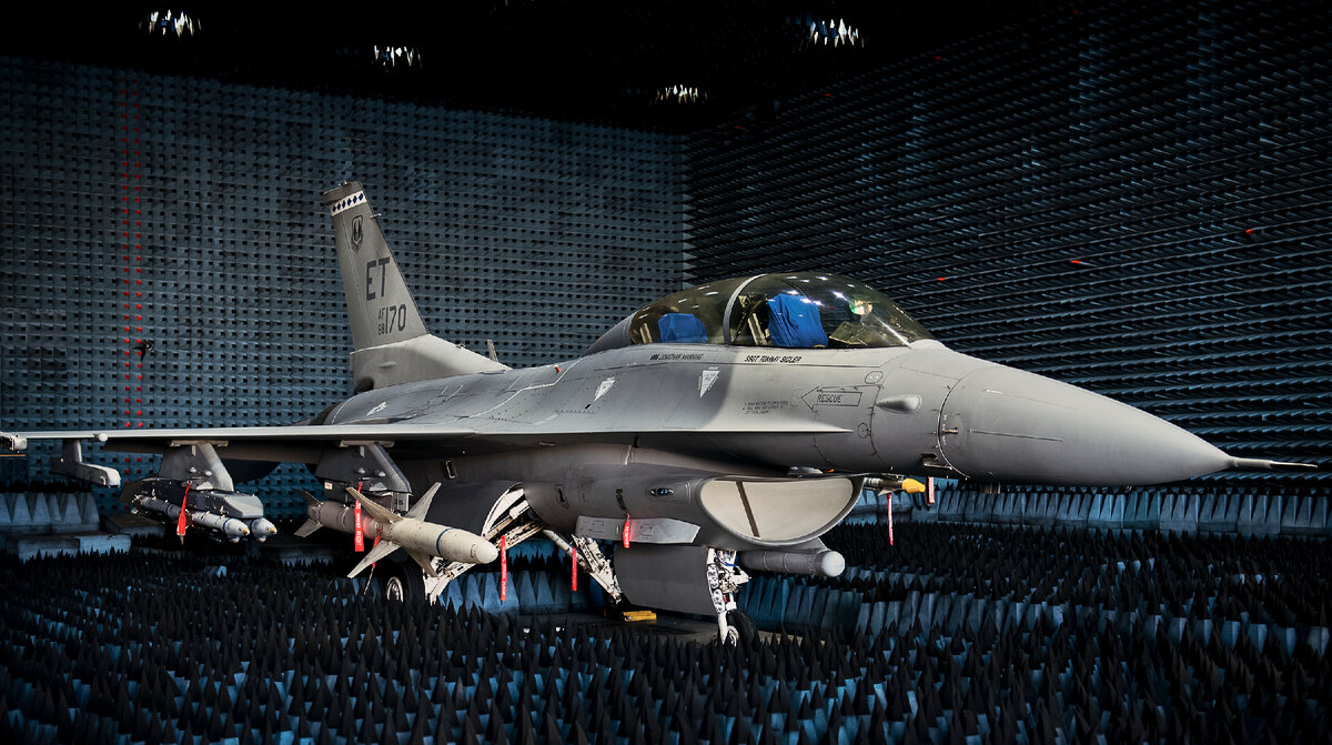 F-16C блок 40 из 40-й испытательной эскадрильи (авиабаза Эглин) в безэховой камере, 2014 г. Отладка новой версии программного обеспечения СУВ.