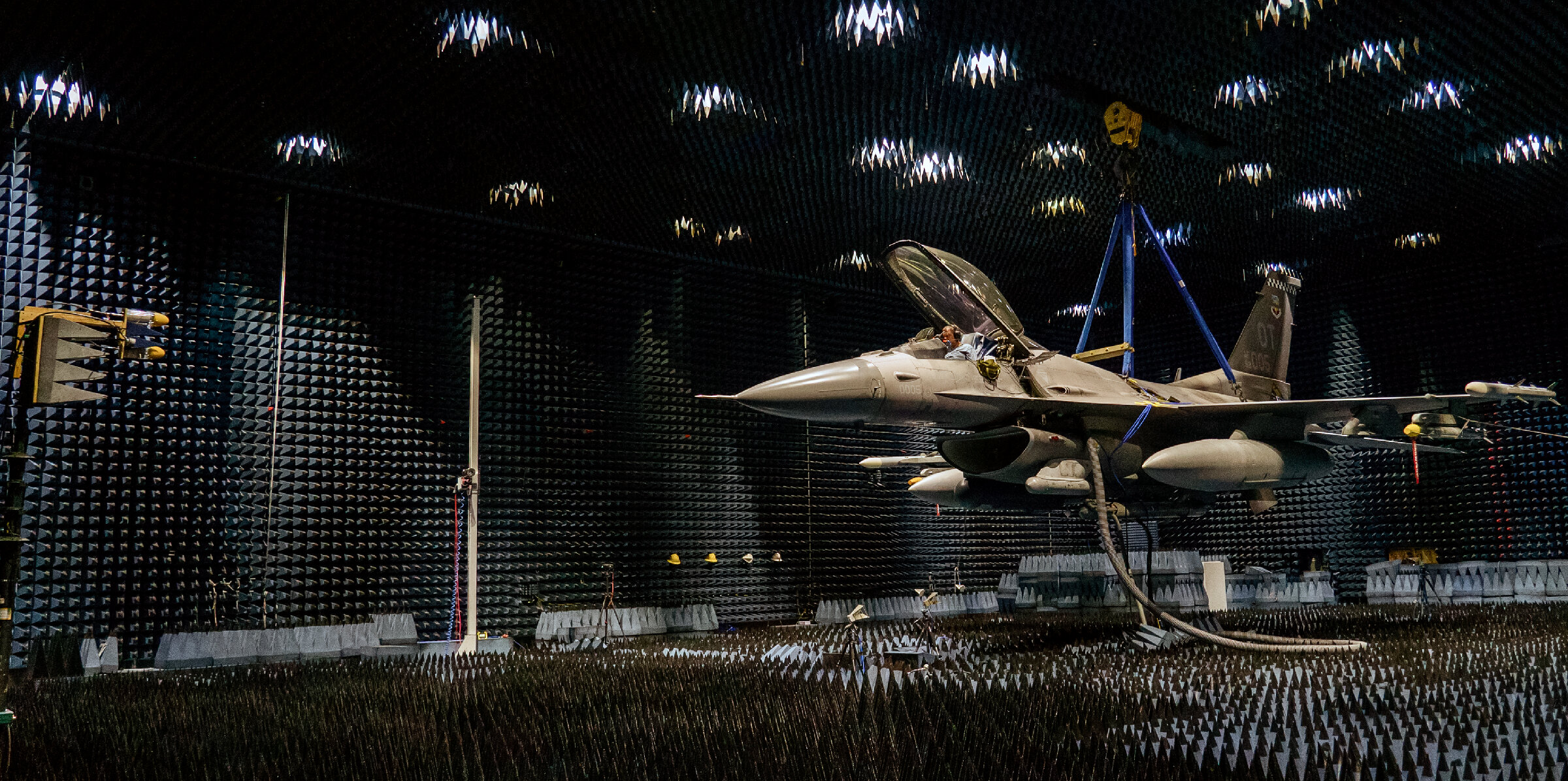F-16C блок 50 с/н 98-0005 из 85-й испытательной эскадрильи в безэховой камере, 2021 г. Проверка электромагнитной совместимости БРЭО, вооружения и контейнера AN/ALQ-167.