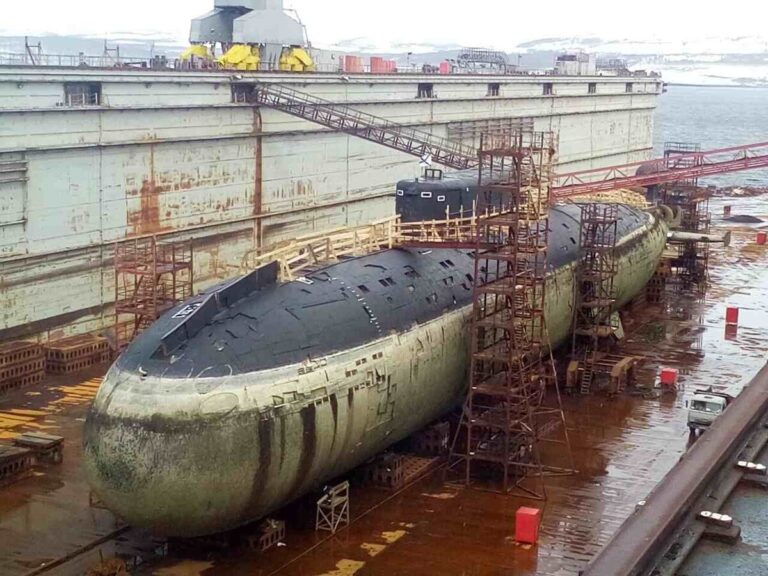 Лодка в доке