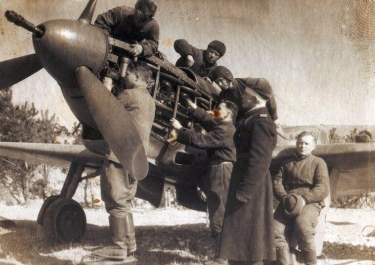 На фотографии: Як-9К - фронтовой истребитель с крупнокалиберным вооружением (45-мм пушка НС-45)