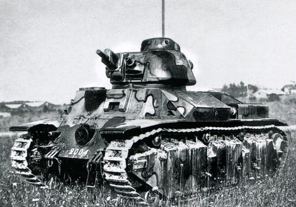 Далее он превратился в Char D2, полноценный средний танк. С одноместной башней