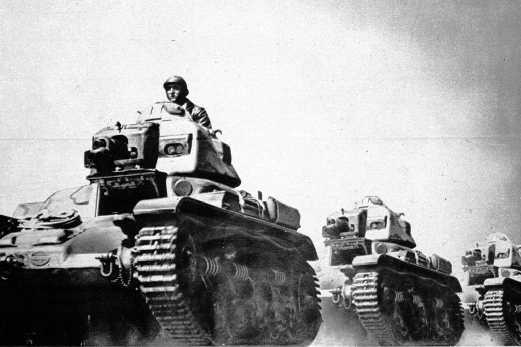 В итоге победил Renault R 35, чья боевая масса достигла 10 тонн. А Hotchkiss H 35 сплавили кавалерии