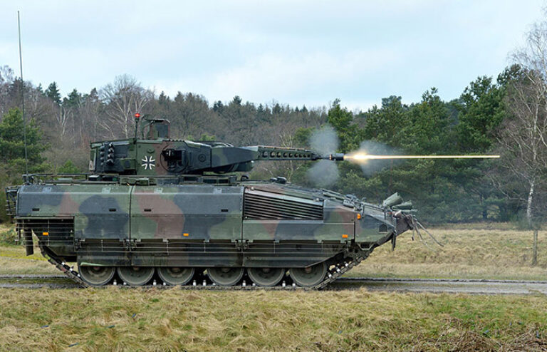 Пушка в работе./ Фото: joint-forces.com 