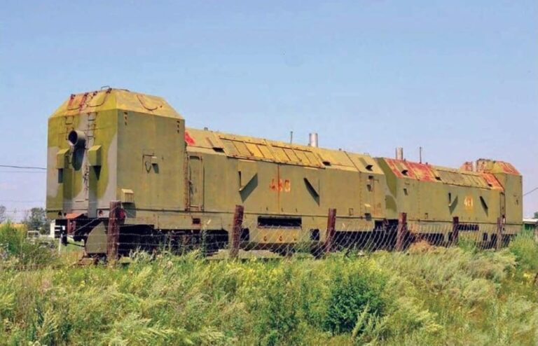 Пара тепловозов ТГ20. В состав бронепоезда БП-1 входил один такой тепловоз. Фото взято из открытых источников.