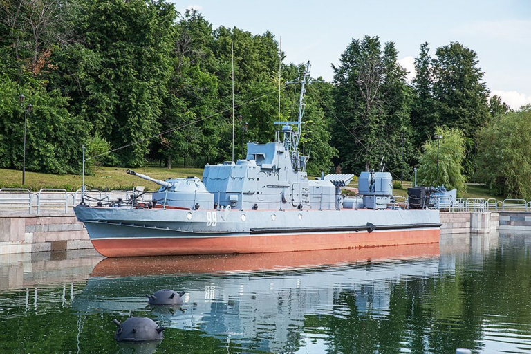 Проект 1204, созданный уже после Войны, стал отражением эпохи, когда Советский Союз активно модернизировал свои вооружённые силы, подстраиваясь под новые реалии Холодной войны.