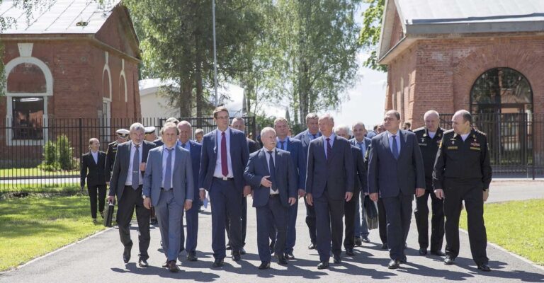 Члены Морской коллегии России и ее председатель Николай Патрушев в новом филиале ЦКБ "Рубин" в Кронштадте, июль 2025 года. / Фото: ЦКБ "Рубин"