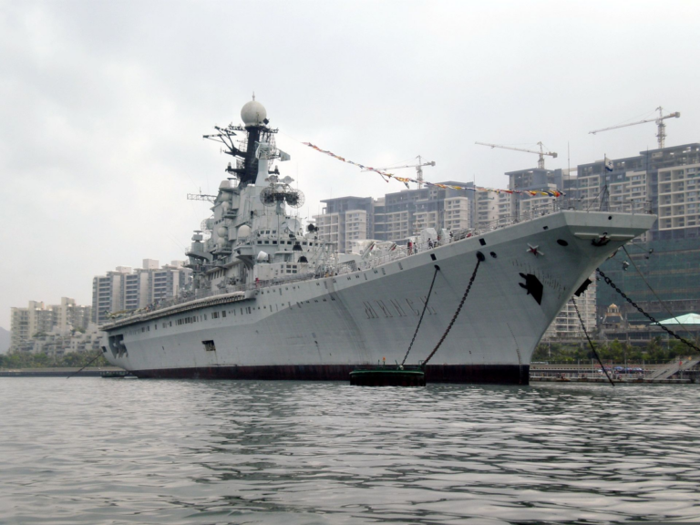 «Минск» в Китае в 2008 году. Сейчас бывший советский ТАВКР фактически заброшен, на днях на нем произошел серьезный пожар