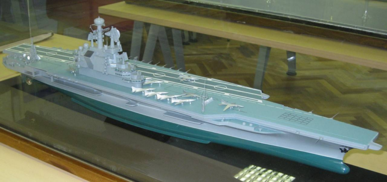 Модель авианосца проекта 1160 «Орел». Модели самолетов на палубе похожи на МиГ-23, именно на их базе предполагалось разработать палубные истребители