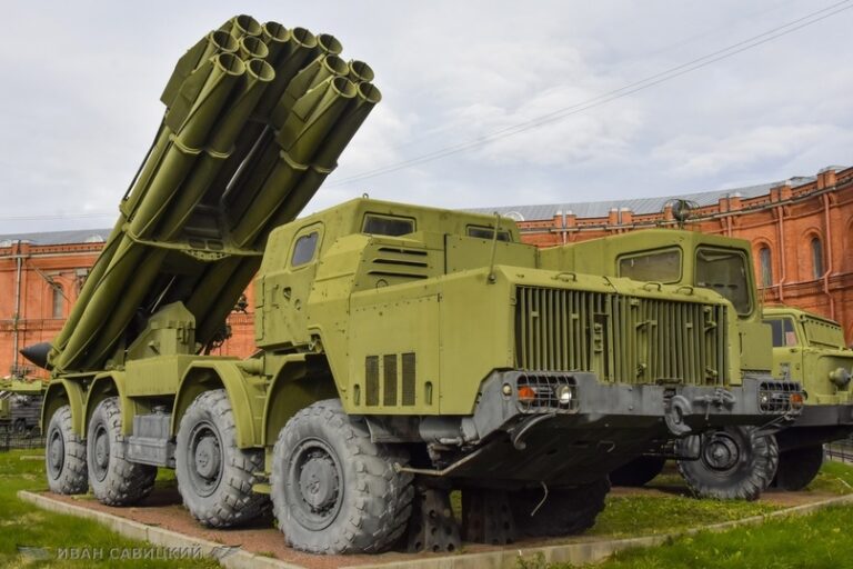 Один из первых образцов боевой машины 9А52 комплекса Смерч на базе МАЗ-79111