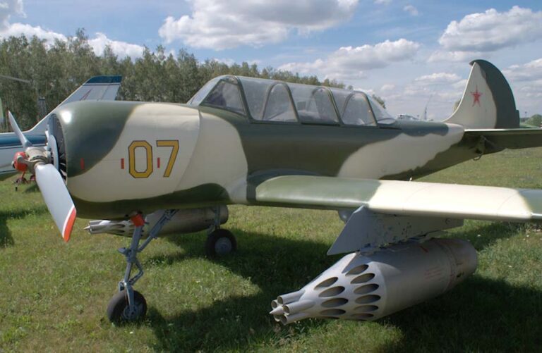Легкий ударный самолет Як-52Б
