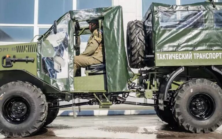 Пластун-ТТ с полным набором тентов. Виден узел сочленения рамы и карданные валы привода переднего и заднего мостов.