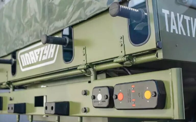 Носилки для раненых устанавливаются вдоль бортов второй секции. Для их рукоятей сделаны прорези в заднем борту.