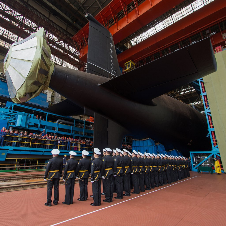 К-571 "Красноярск", 4-я лодка класса "Ясень М" на фото церемонии спуска на воду 30 июля 2021 года. Винт подводной лодки скрыт от посторонних глаз, чтобы другие не узнали, какие технологии малошумности встроены в нее.