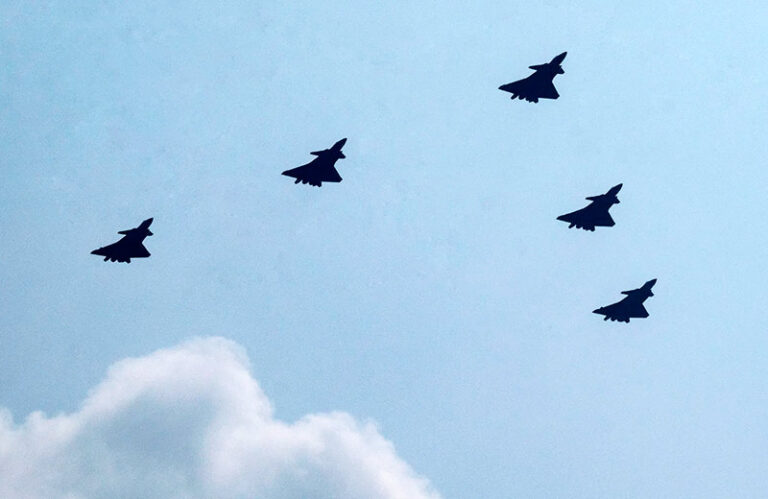 J-20S, представленный на параде, является первым в мире двухместным истребителем-невидимкой пятого поколения.