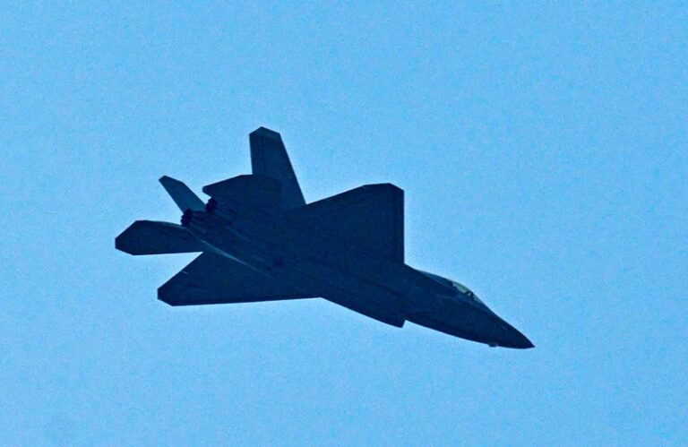 J-35, показанный публично впервые, знаменует официальный вход Китая в эру истребителей пятого поколения палубного базирования.