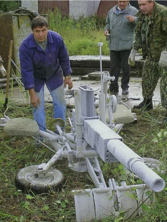 На испытаниях позднего варианта АГС-57 (скорее всего уже ЛШО-57) с мягкими сидушками. Белый цвет из-за изморози после холодильника.