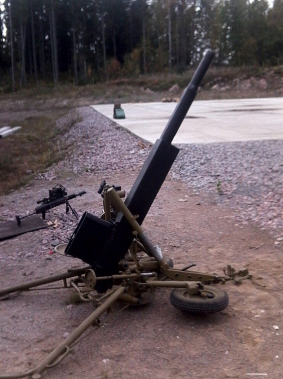 Ранний вариант АГС-57 без сидушек, но уже со стволом средней длины. На заднем фоне — гранатомёт Барышева АРГБ-85