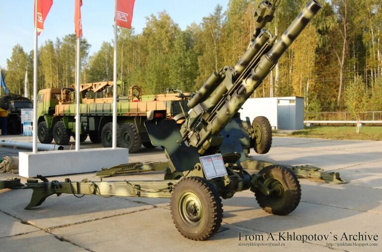 Изначально демонстрировавшаяся гаубица в российском зелёном камуфляже