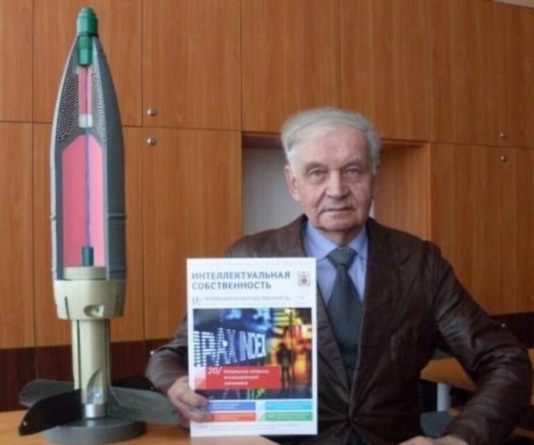 В.А. Одинцов с макетом 125-мм снаряда Тельник